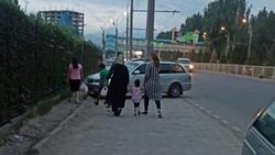 На тротуаре по Алматинке организовали платную парковку. Видео