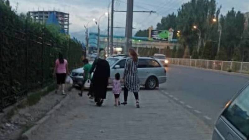 На тротуаре по Алматинке организовали платную парковку. Видео