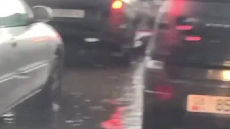 Дорогу и тротуар на Жибек Жолу затопило. Видео