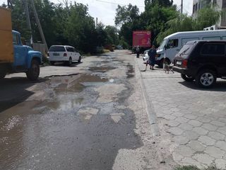 На пересечении улиц Боконбаева и Шевченко арычная вода затапливает улицы