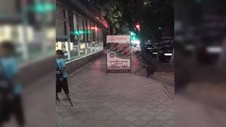 Кафе на ул.Боконбаева близ Молодой Гвардии установило рекламный щит и столики на тротуаре