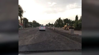 Читатель спрашивает, зачем разломали старый асфальт на проезжей части ремонтируемого участка автодороги Бишкек—Кара-Балта