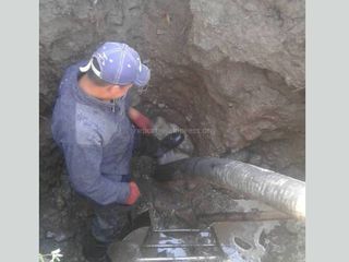 Мэрия Каракола о лопнувшей водопроводной трубе на ул.Сыдыкбекова: Идут ремонтные работы