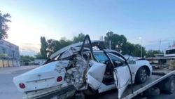 «Всмятку». На Алматинке авто врезалось в дерево. Видео и фото