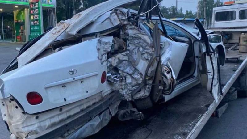 «Всмятку». На Алматинке авто врезалось в дерево. Видео и фото