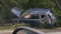 В Таласе машина слетела с дороги и врезалась в деревья. Авария попала на видео