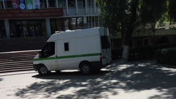 Инкассаторская машина проехала по тротуару на Айтматова. Фото