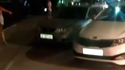 «Тойота» и КIA припаркованы на тротуаре по Исанова. Фото и видео