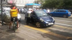 Водители «Хонды» и «Лексуса» припарковались на пешеходе, чтобы посмотреть схватку Тыныбековой. Фото