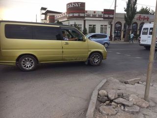 На пересечении улиц Курманжан Датки и Огонбаева нет пешеходной разметки