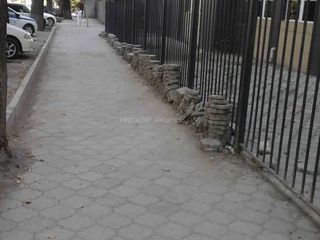 Кто будет убирать брусчатку с тротуара на Манаса-Абдымомунова?