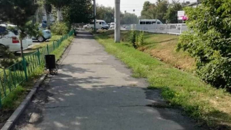 Затопление тротуара на Фучика-Рыскулова произошло из-за дождя, - ответ мэрии