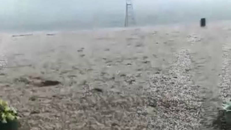 Крупный град в Бостери засыпал пляж. Видео