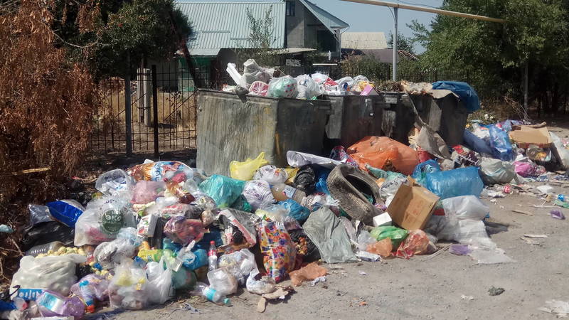 В Ак-Орго давно не забирают мусор, - житель (фото)