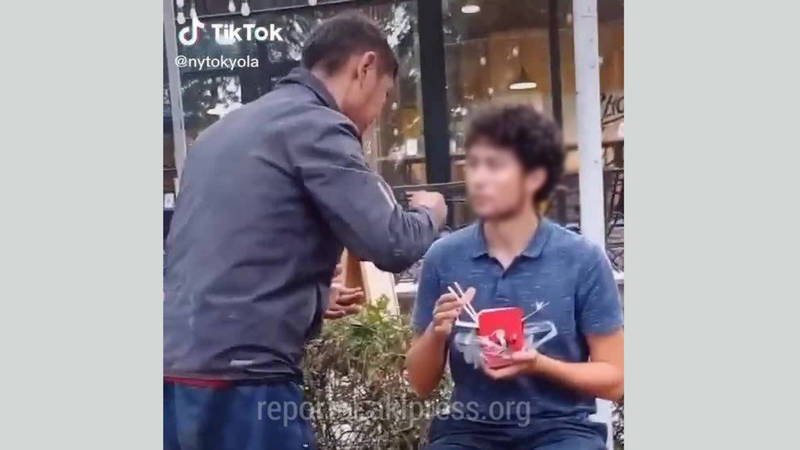В Бишкеке попрошайка силой отнимает еду у парня. Видео очевидца