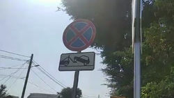 На Буденного машины паркуют под знаком «парковка запрещена». Видео