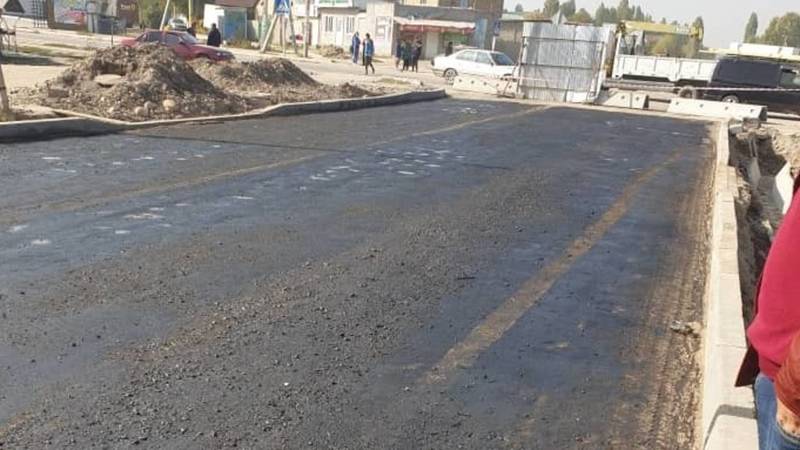 Житель Ак-Орго жалуется на качество ремонта дорог. Фото мэрии