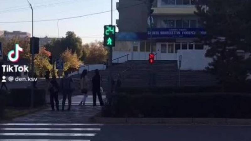 «Игра в кальмара». На светофоре на Жукеева-Пудовкина горит зеленый для машин и пешеходов одновременно. Видео