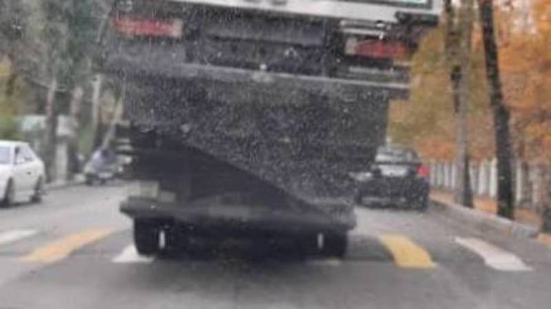 Горожанин жалуется на опасную перевозку грузовика на эвакуаторе. Фото