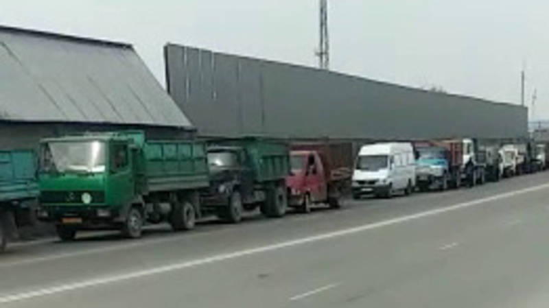 На Алыкулова возле базы угля грузовики заняли один ряд дороги. Видео