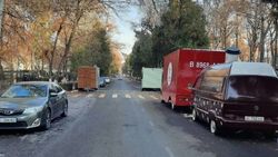 Горожанин просит убрать фургоны с мороженным на Дзержинке. Фото