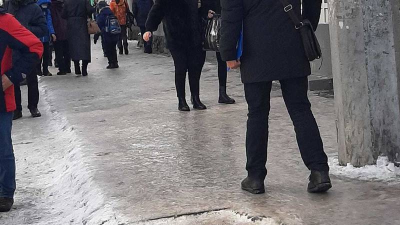 «Каток». Горожанка Ольга жалуется на гололед на тротуаре по проспекту Чуй. Фото
