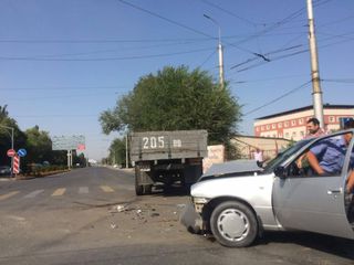В Бишкеке произошло ДТП с участием КамАЗа и легковушки <i>(фото)</i>