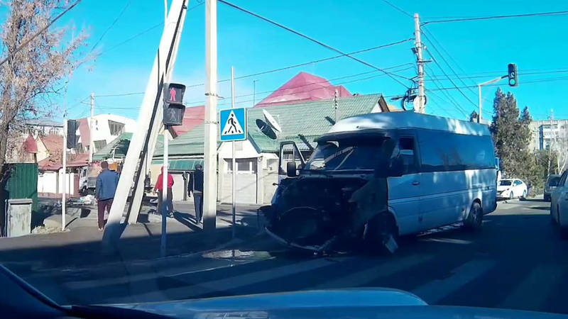 На Жукеева-Пудовкина столкнулись маршрутка и «Портер». Видео с места аварии