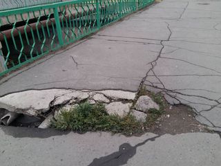 Мост на Юнусалиева-Сухэ Батора разваливается (фото)