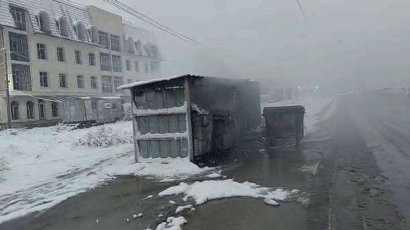 На Ахунбаева снова подожгли мусорки. Видео