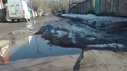 Горожанин жалуется на состояние дороги в переулке Аральский. Фото