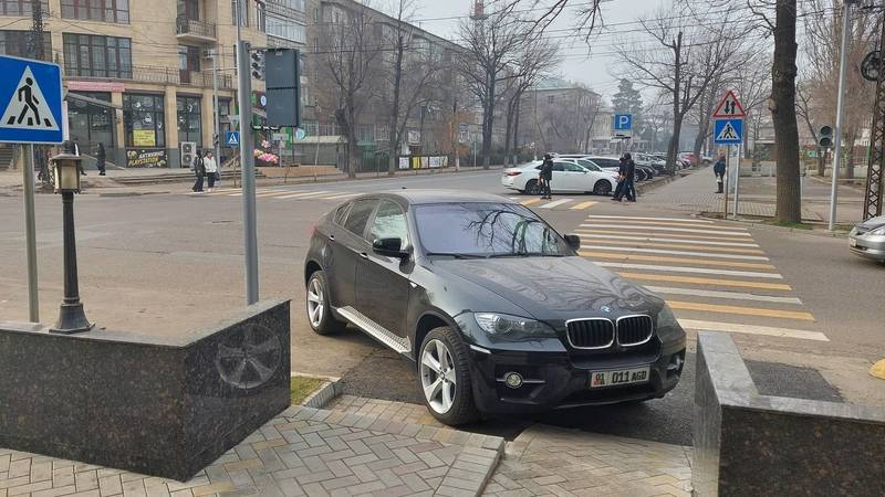 BMW X6 припаркован на зебре. Фото