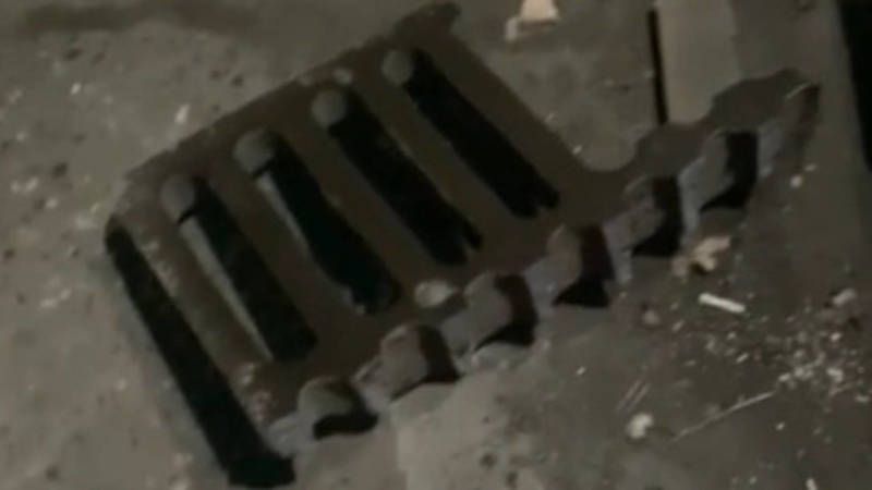Бишкекчанка повредила свой «Харриер» о решетку ливнеприемника. Видео