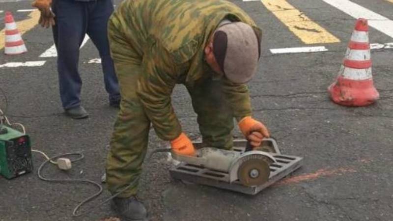 «Бишкекасфальтсервис» установил решетку ливнеприемника на проспекте Чуй, где несколько водителей повредили авто. Фото мэрии