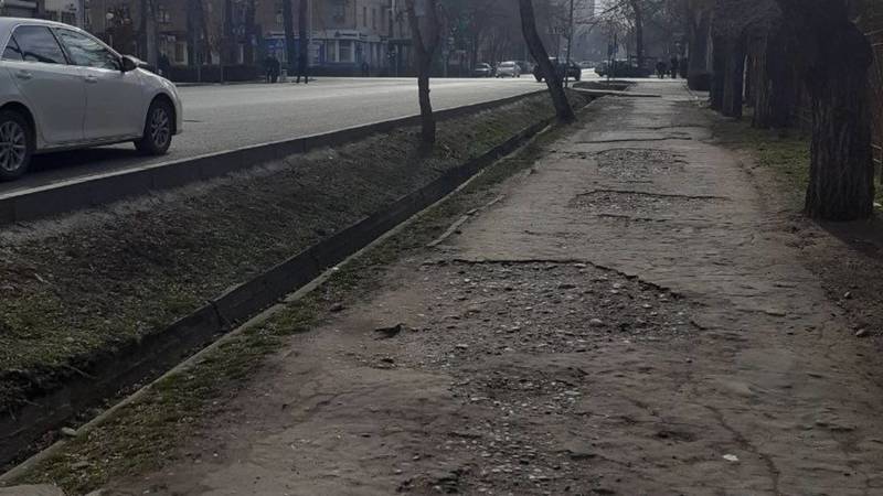 «Как будто в айыле». Горожанин жалуется на состояние тротуара по Уметалиева. Фото
