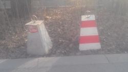 «Бишкекасфальтсервис» убрал бетонные блоки на проезжей части на Токтогула после жалобы горожанина. Фото мэрии