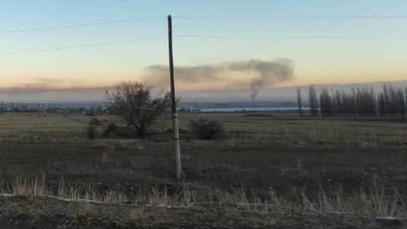 Житель Иссык-Атинского района жалуется на черный дым из трубы птицефабрики. Фото и видео