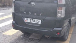 «Тойота Вокси» припаркована на зебре. Фото