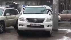 На Советской Lexus LX 570 припарковался, заблокировав выезд со двора. Видео