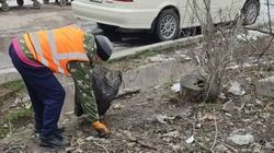 «Тазалык» убрал мусор возле Свердловского акимиата после жалобы горожанина. Фото