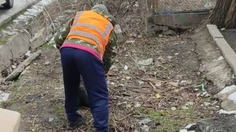 «Тазалык» убрал мусор возле Свердловского акимиата после жалобы горожанина. Фото