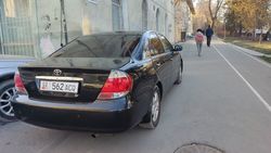 Две «Тойоты» припаркованы на тротуаре по Айтматова. Фото