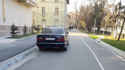 «Мерседес» припарковался на тротуаре на Айтматова. Фото