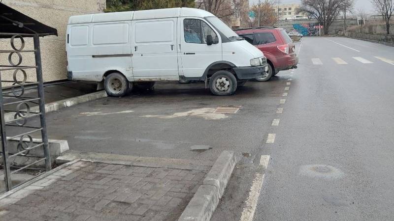 Возле «Бишкекгорводоканала» тротуар упирается в парковку. Фото горожанина