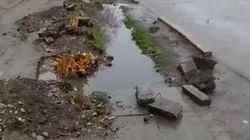 На Советской арык под остановкой забит, вода течет на тротуар и дорогу. Видео