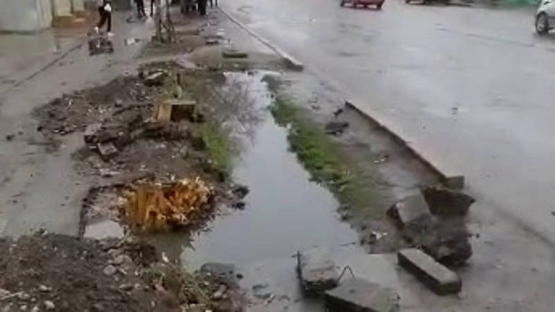 На Советской арык под остановкой забит, вода течет на тротуар и дорогу. Видео