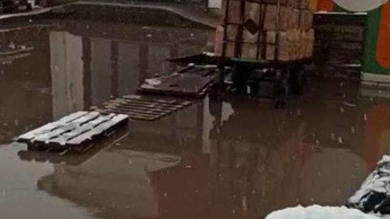 Рынок «Сары-Озон Дыйкан» затопило из-за дождей и снега. Видео