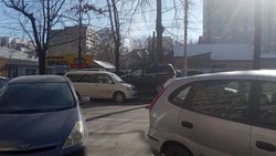 «Крузак» продолжают парковать на газоне на Логвиненко. Фото