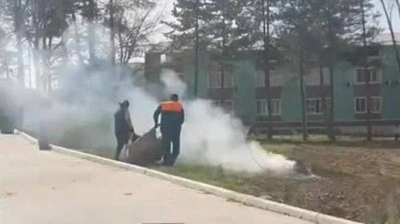 Работники Bishkek Petroleum сжигают мусор. Видео