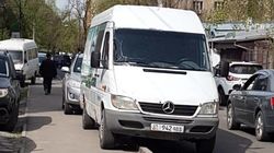 Бус «Мерседес» со штрафами в 11 тыс. сомов вновь припарковался, заехав на тротуар. Фото